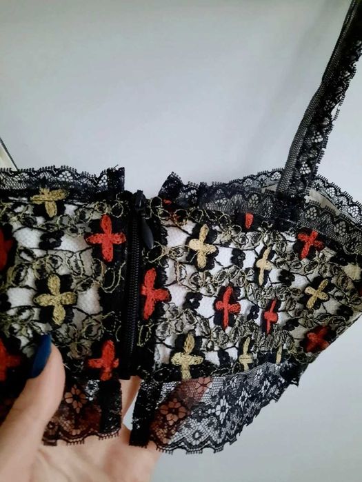 Topshop czarny top crop croptop braletka goth gothic gotyk S 36 krzyże