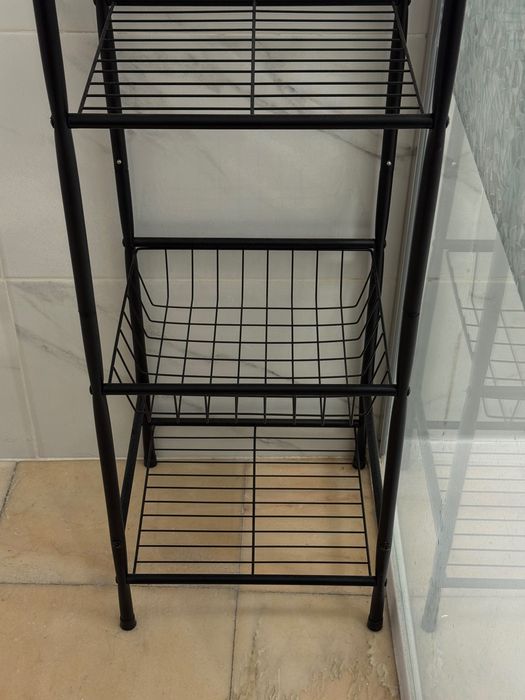 Móvel alto de metal, com prateleiras, para casa de banho