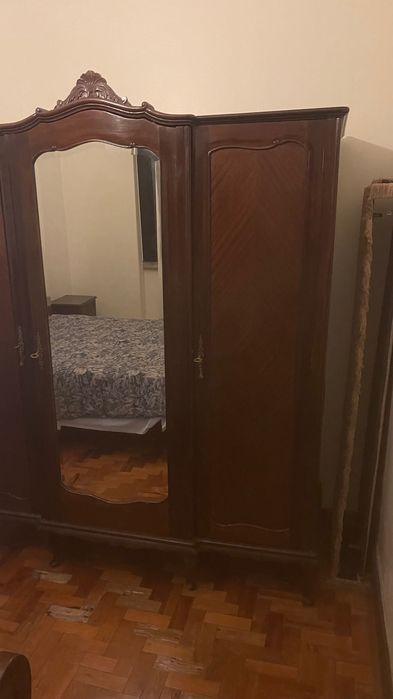 Armário antigo de três portas, em madeira, com espelho