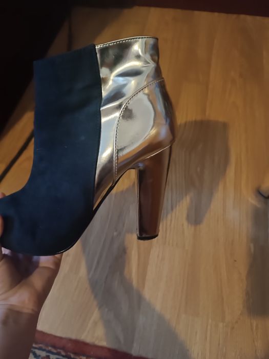 Salto alto preto e dourado