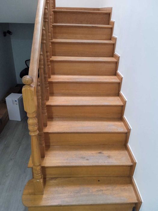 Schody drewniane dębowe z balustradą