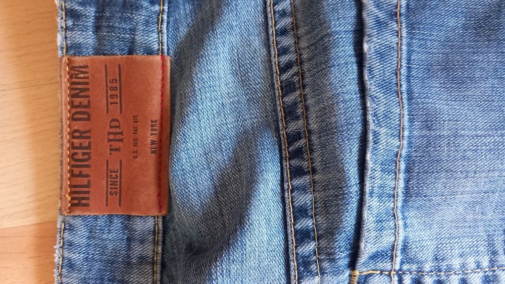 Hilfiger Denim r L dół nogawek lekko poszarpany