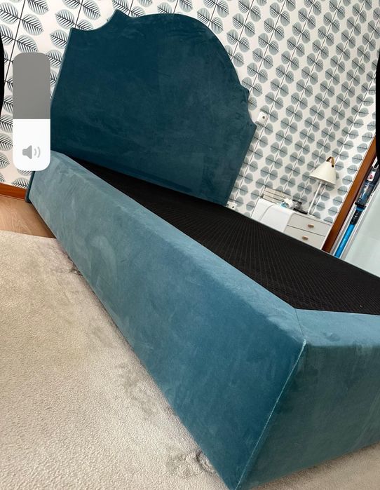 Cama com colchão e secretária com móveis