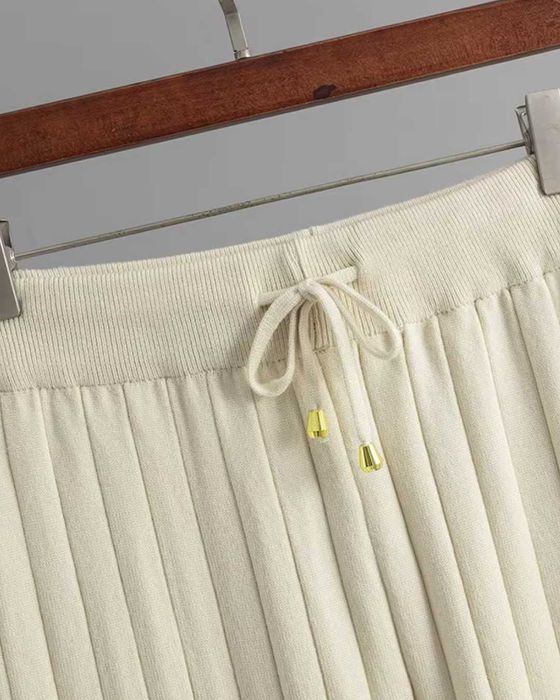 Продам стильний жіночий костюм із в’язаного трикотажу: светр + штани.