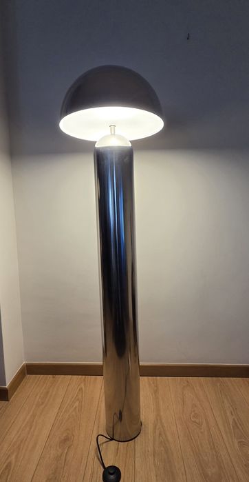 Candeeiro de chão moderno em metal cromado