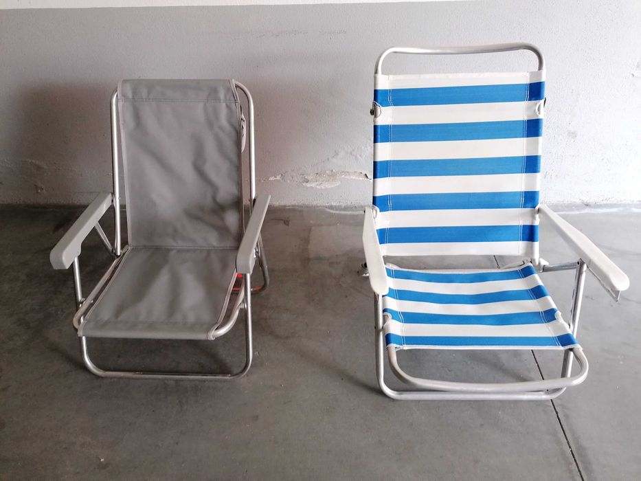 Cadeiras de praia uma faz de mochila e a outra tem varias posições.