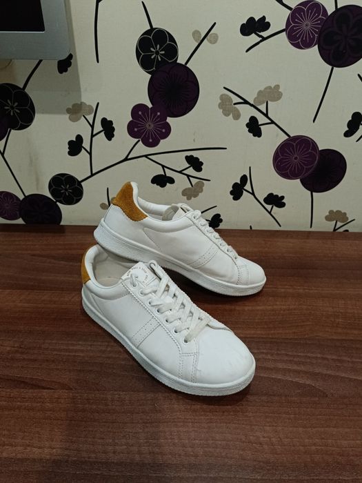 Продам кроссовки фирмы pull & bear p.39.