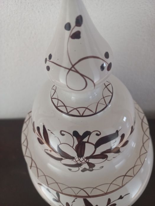Peça decorativa em  cerâmica vidrada. Pote com tampa