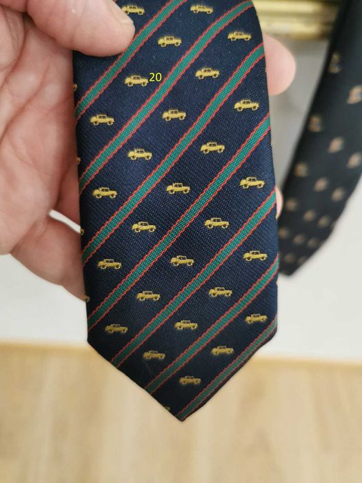 Gravatas diversas de várias cores e várias marcas