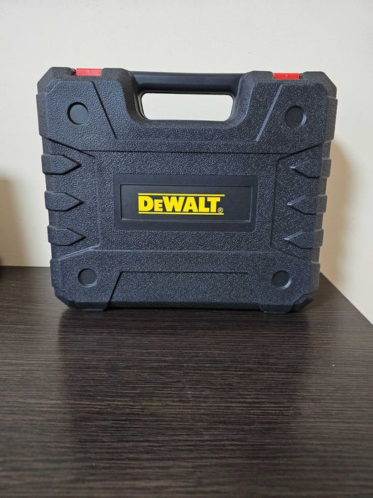 Ударний шуруповерт DeWALT DUKU DCD796  з набором інструментів