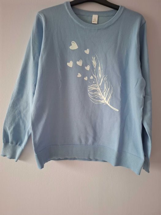 Błękitny sweterek z białym nadrukiem