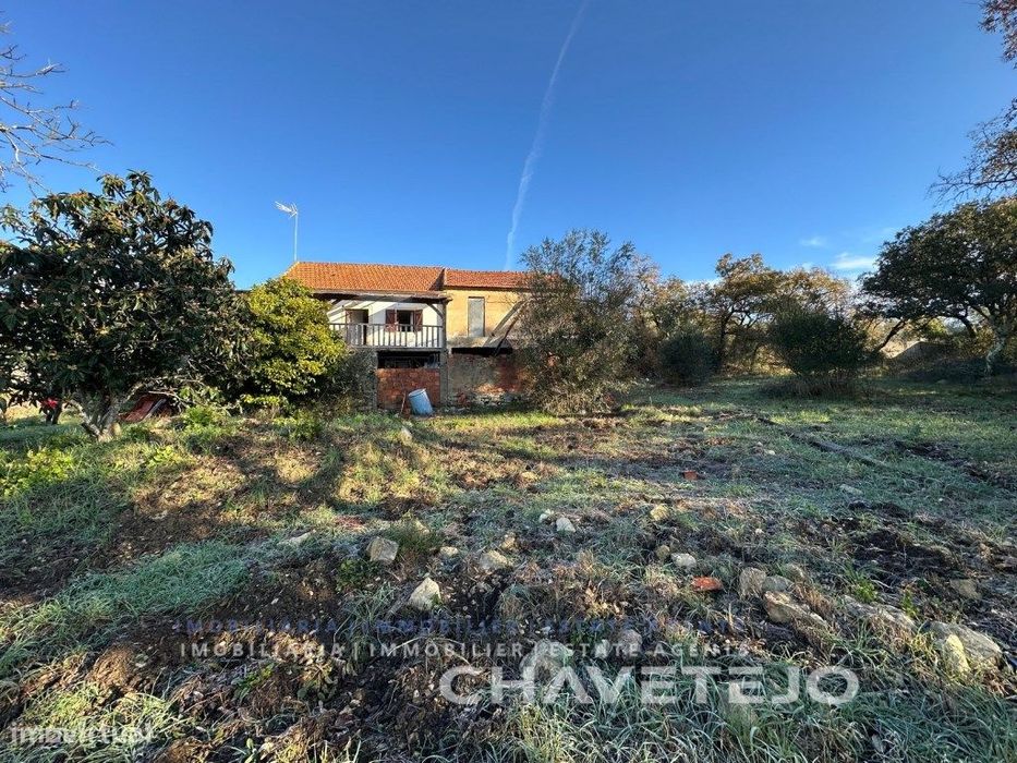 Casa de campo com anexos em zona tranquila a 10 km de Tomar.