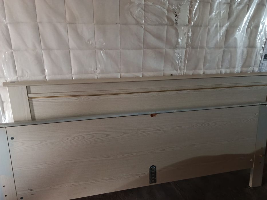 Cama e colchão de casal