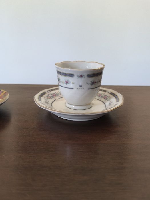 Conjunto de chávenas de porcelana