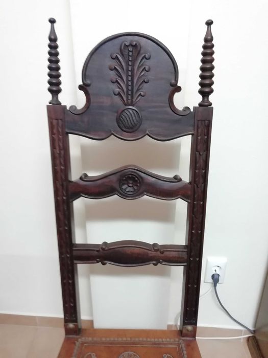 Mobília de sala vintage em pau-santo entalhado e couro gravado