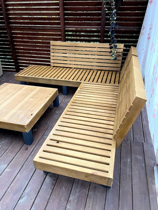 Zestaw ogrodowy sofa stolik z drewna na taras balkon altanę narożnik
