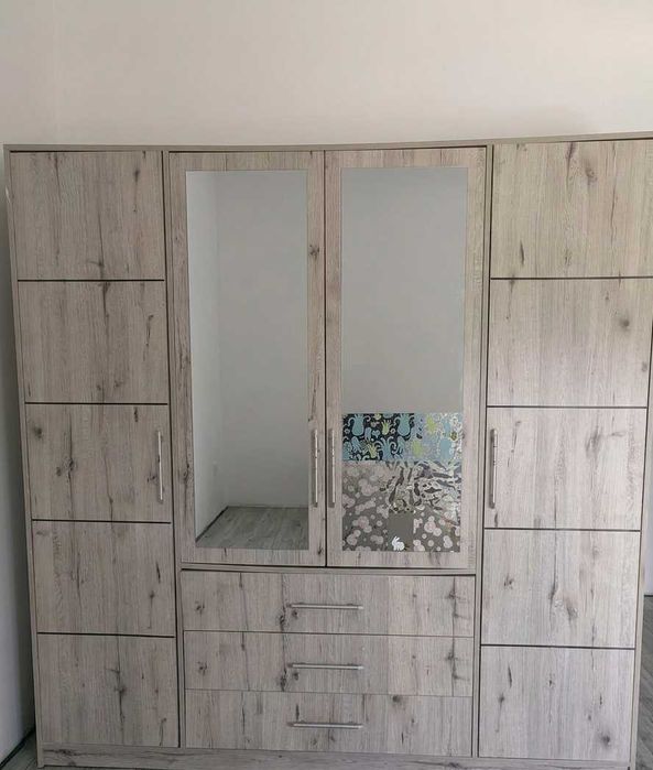 Duża szafa z lustrami