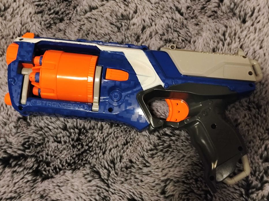 Nerf Strongarm - pistolet zabawka bębenkowy