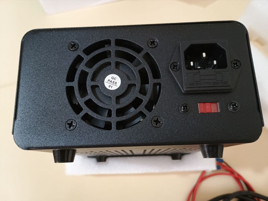 Fonte de Alimentação Regulável  DC 0-30 V (10  A)