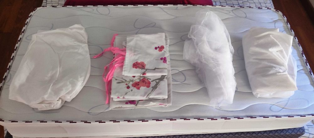Cama de bébé dobravel com muitos acessorios