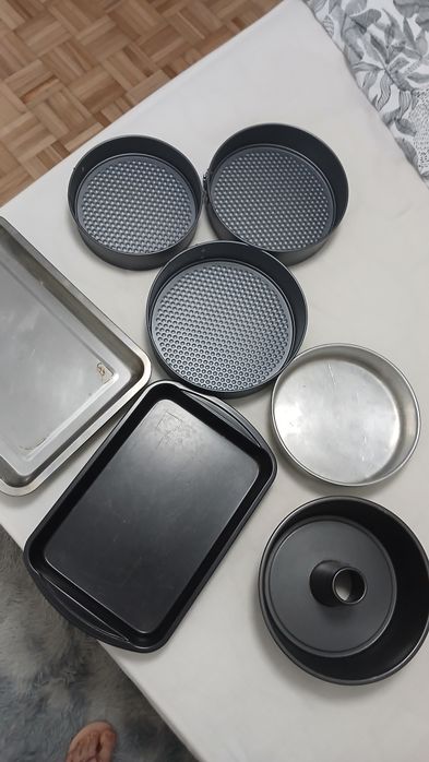conjunto de formas variadas para bolos e assados, em ótimo estado