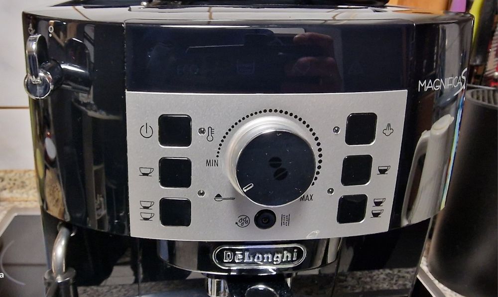 Automatyczny ekspres ciśnieniowy De'Longhi magnifica S ECAM22.110.B