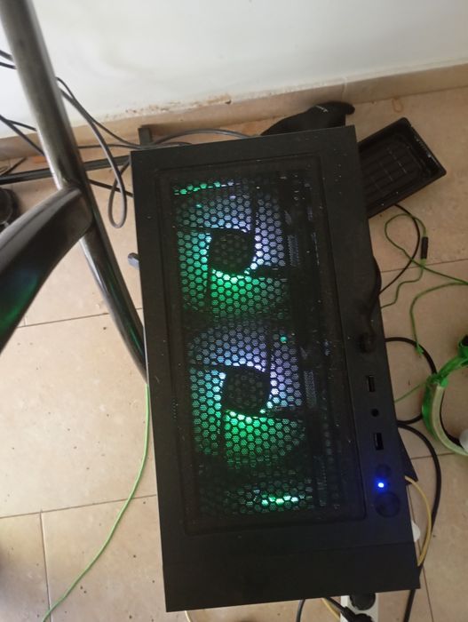 Computador gamer traz monitor junto