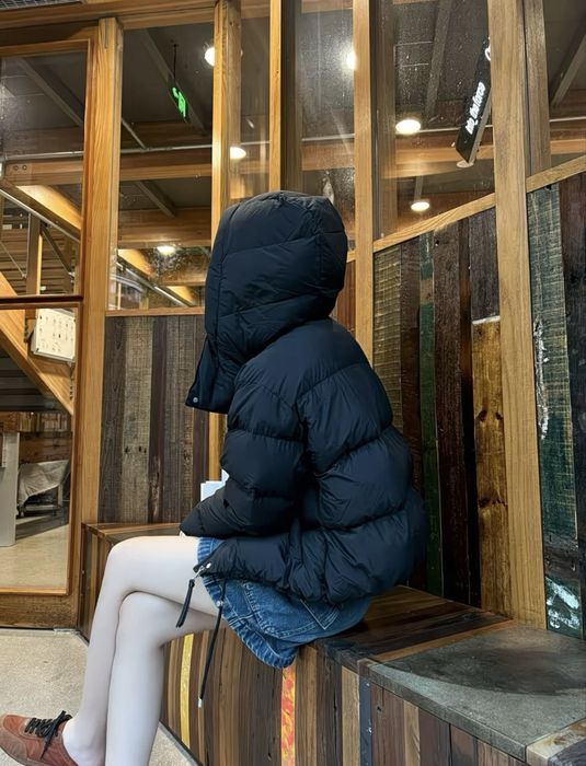 В продажі Жіночий пуховик від бренду Loewe