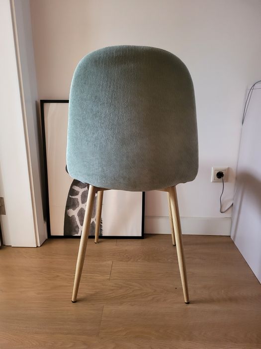 Cadeira nordica com forro em bombazine verde água