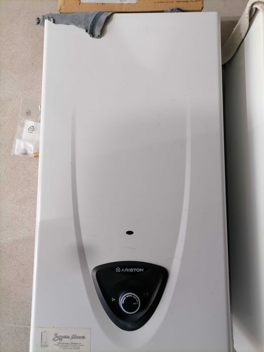 Esquentador - Ariston - 11-Litros-Pilhas - C/NOVO