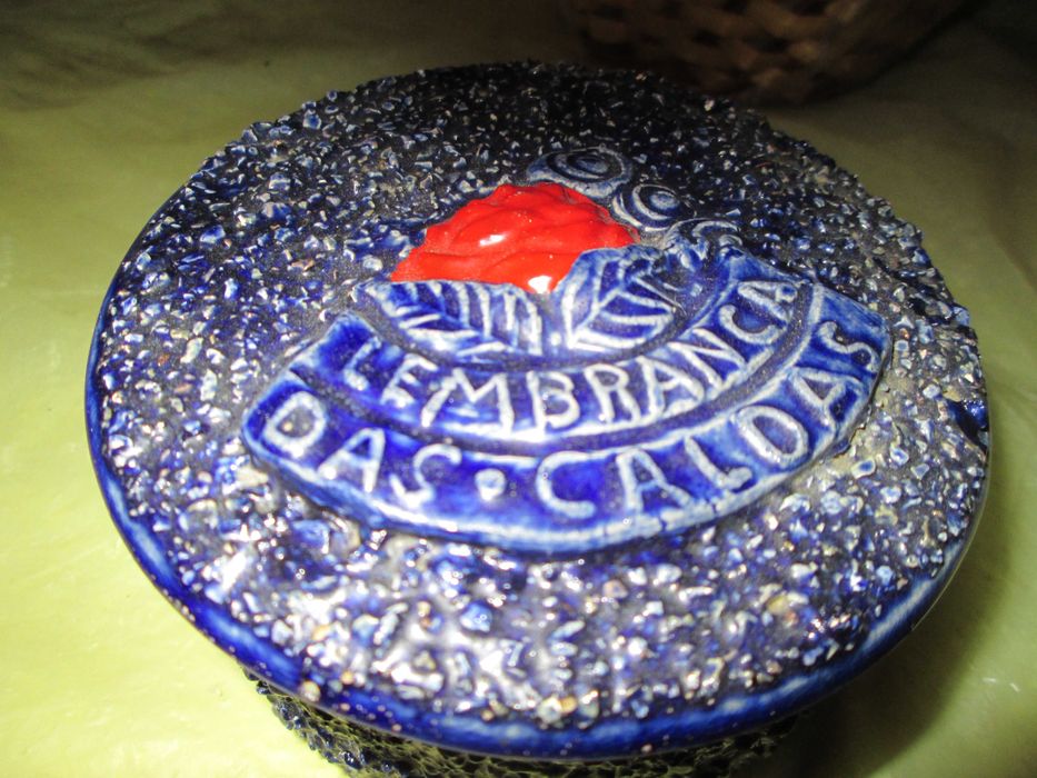 1 máquina tira borbotos, 1 cx Caldas, 2 leques e 2 decorações natal