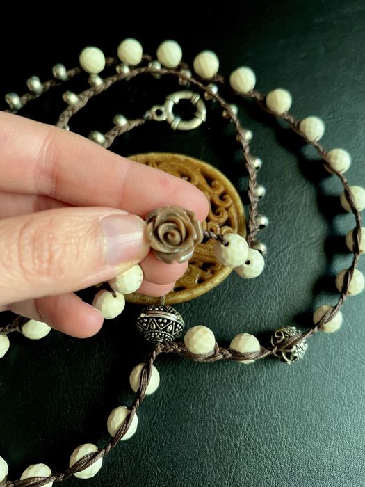 Colar SERENIDADE nude/castanho com medalhão