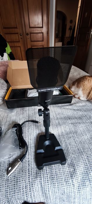 Mesa de mistura com microfone condensador