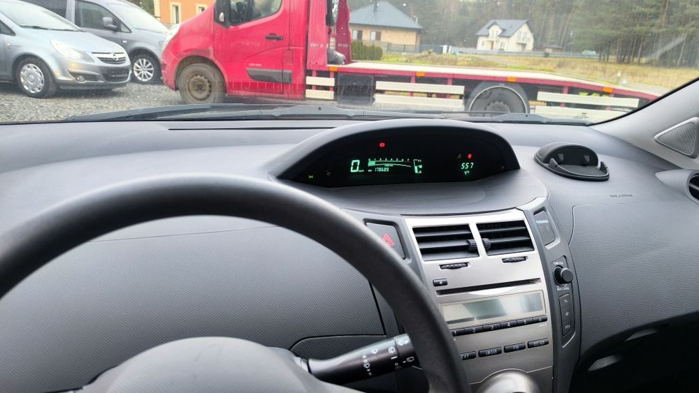 //Toyota Yaris 1,0B 2009r bez grama korozji 178tyś km z Niemiec///