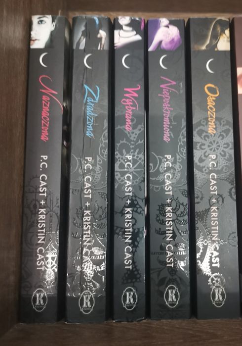 Naznaczona, Zdradzona, Wybrana, Nieposkromiona, Osaczona Książka seria