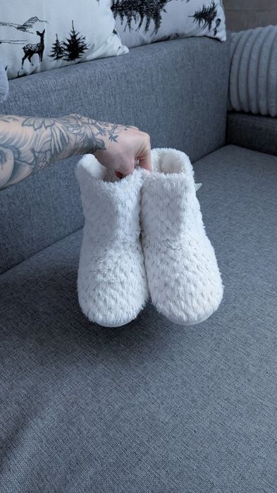 Nowe białe z diamencikami ciepłe wysokie kapcie papucie bambosze panto