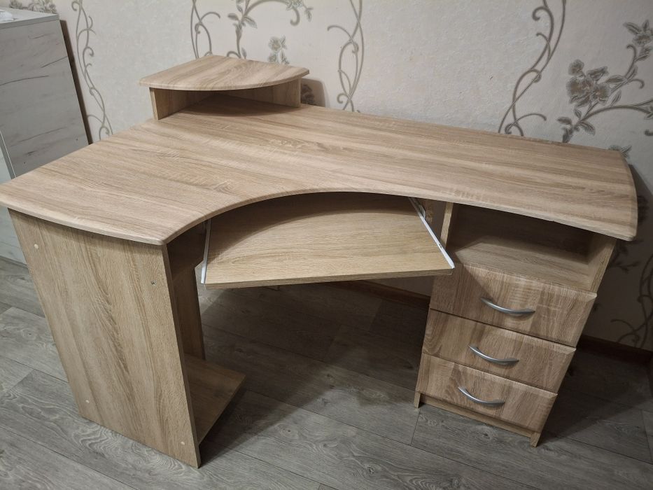 Продам комп'ютерний стіл.