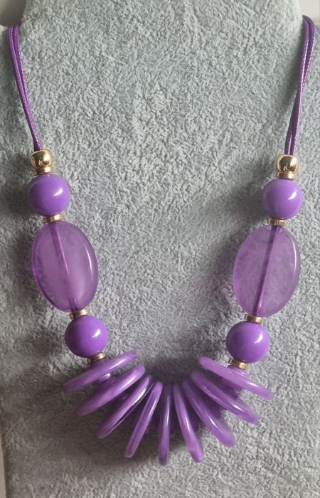 Colar em acrílico roxo de fácil aperto