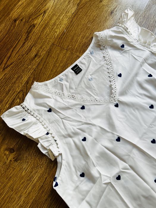 Camisola branca com folhos e rendinha