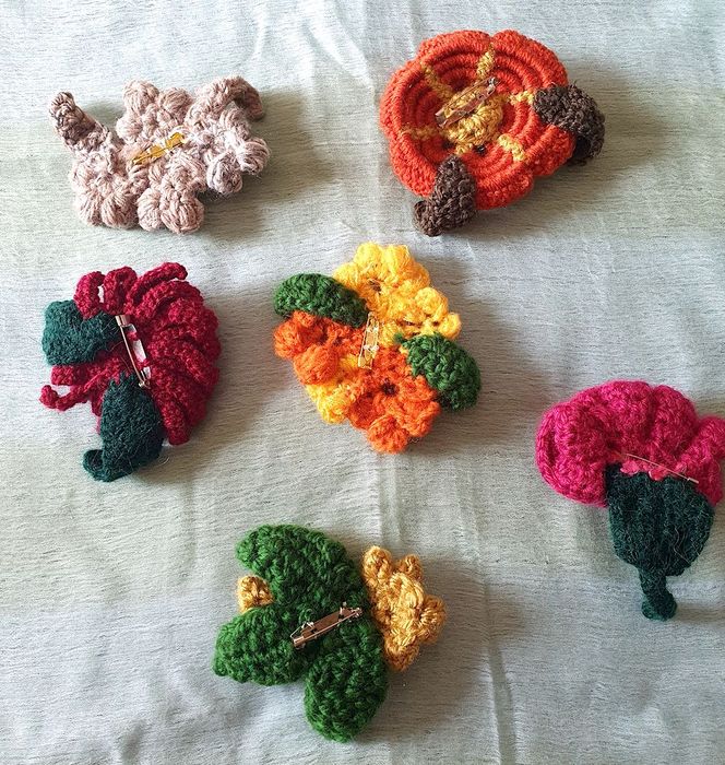 Flores em croché com alfinete para diversas aplicações
