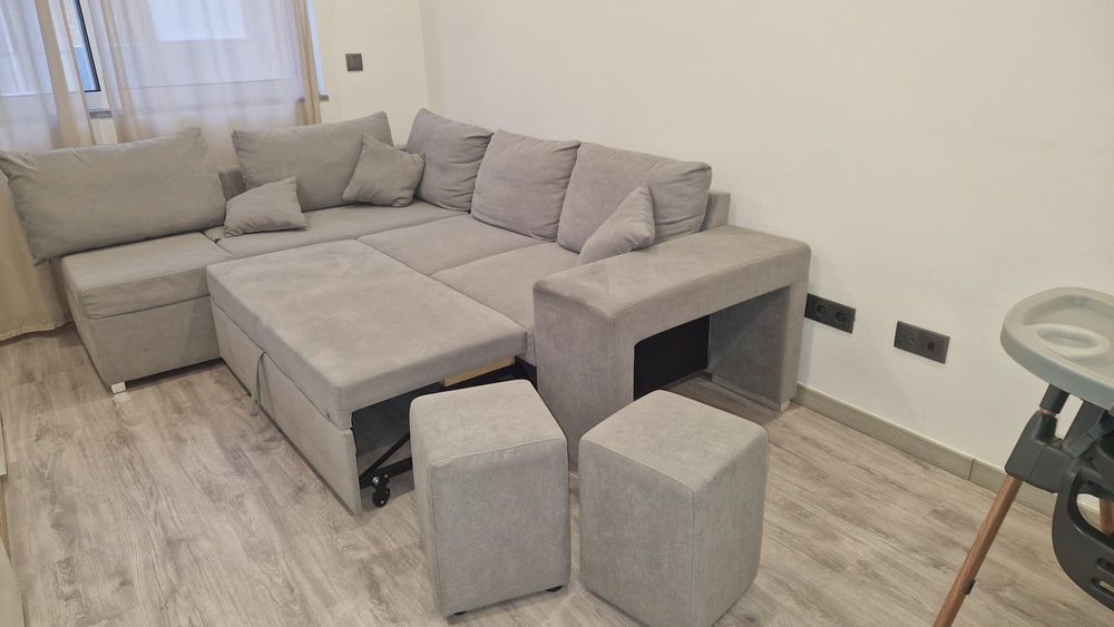 Sofá cama com dois puffs