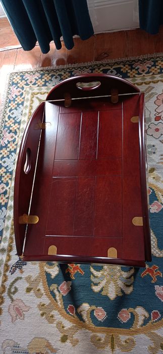 Mesa de apoio com tabuleiro amovível em pau rosa