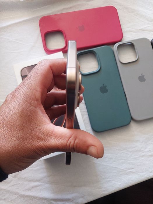 Iphone 16 Pro Max dourado