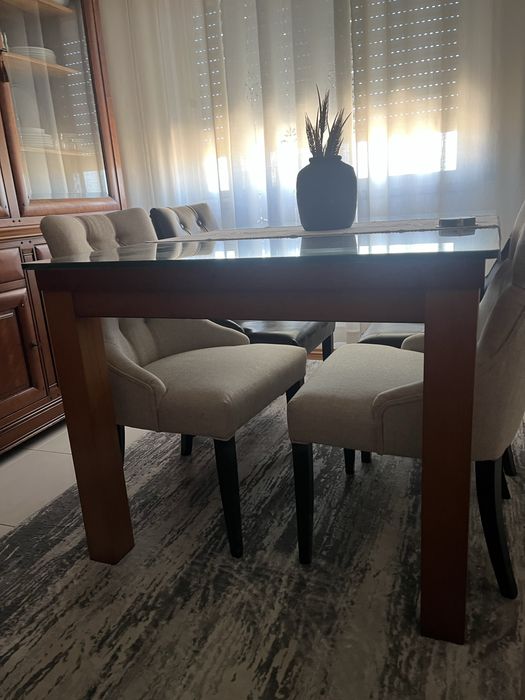 Mesa de jantar, em vidro e madeira de cerejeira