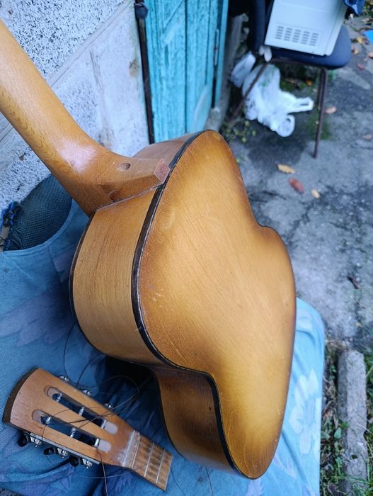 Продам  шестиструнную  гитару