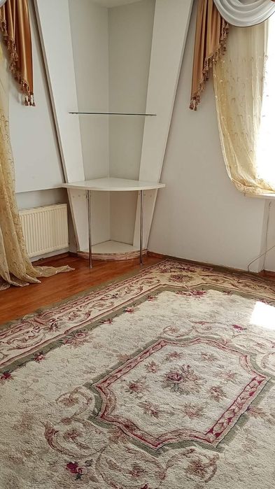 здам 3 кімнатну квартиру центр.