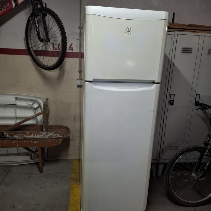 Frigorífico Indesit em muito bom estado.