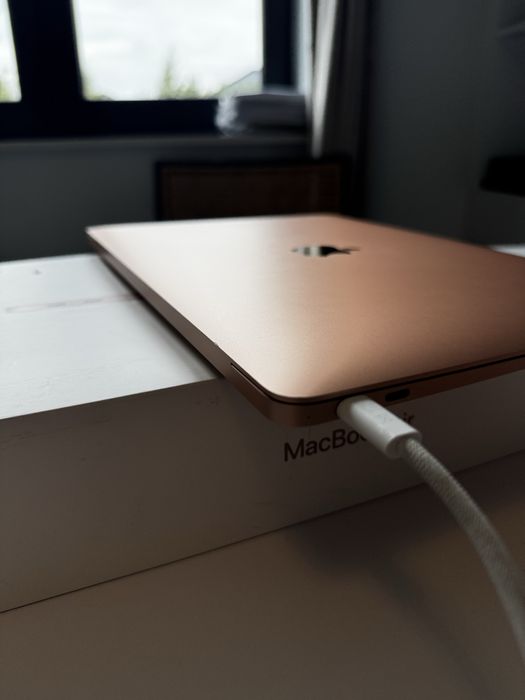 Macbook Air 2020 Różowy  8gb 256gb i3 180 cykli ładowania Stan Bardzo Dobry