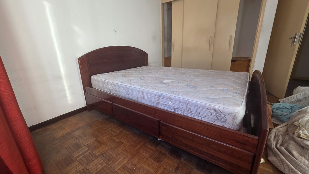 Cama de casal e espelho