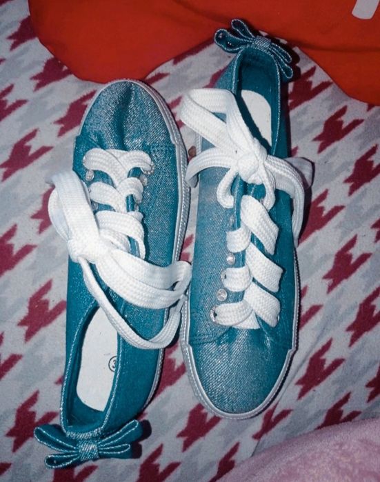 Sapatilhas com brilhos e outros detalhes